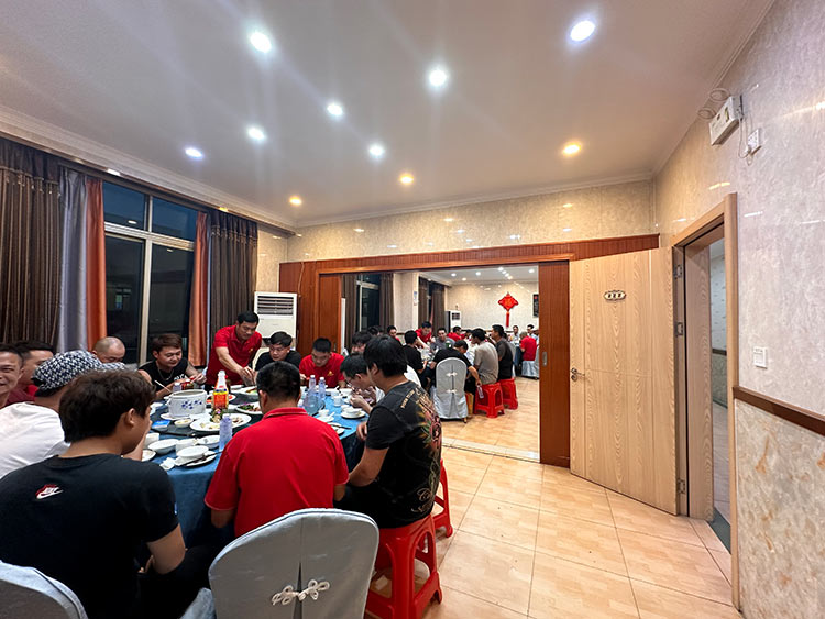 金秋時(shí)節(jié)，月圓共聚|東科集團(tuán)宴請(qǐng)工地工友聚餐活動(dòng)