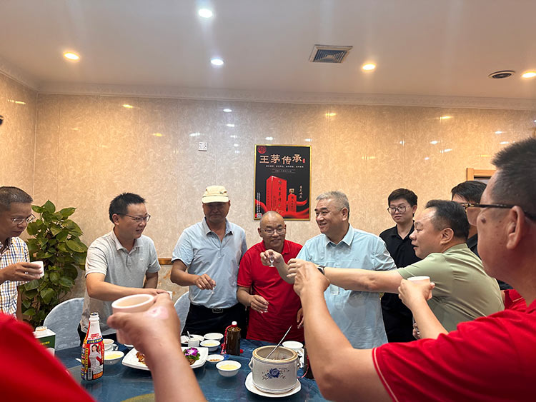 金秋時(shí)節(jié)，月圓共聚|東科集團(tuán)宴請(qǐng)工地工友聚餐活動(dòng)