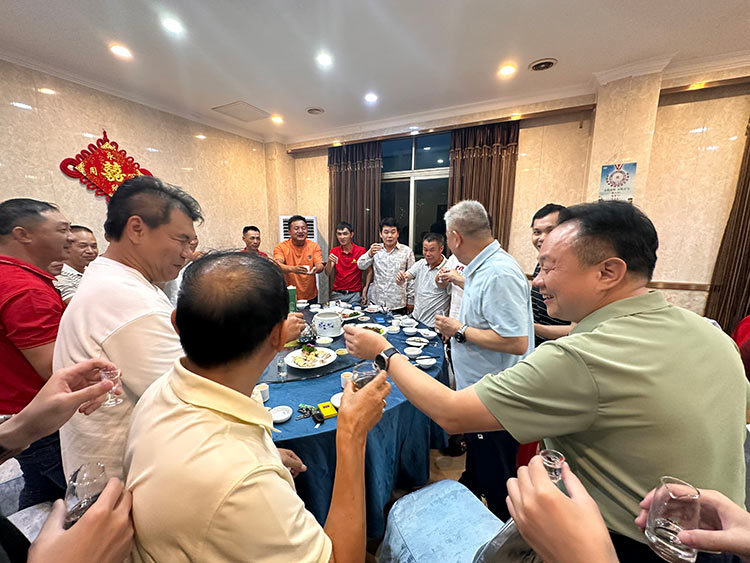 金秋時(shí)節(jié)，月圓共聚|東科集團(tuán)宴請(qǐng)工地工友聚餐活動(dòng)